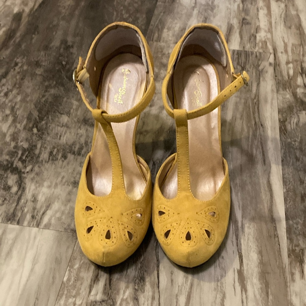 ModCloth Graham Street Shoe Co T-Strap 4” Retro Style Yellow Heels - Size 10